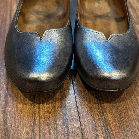 Taos Footwear Women's Pewter Mary Jane Flats - Picture 2 of 8